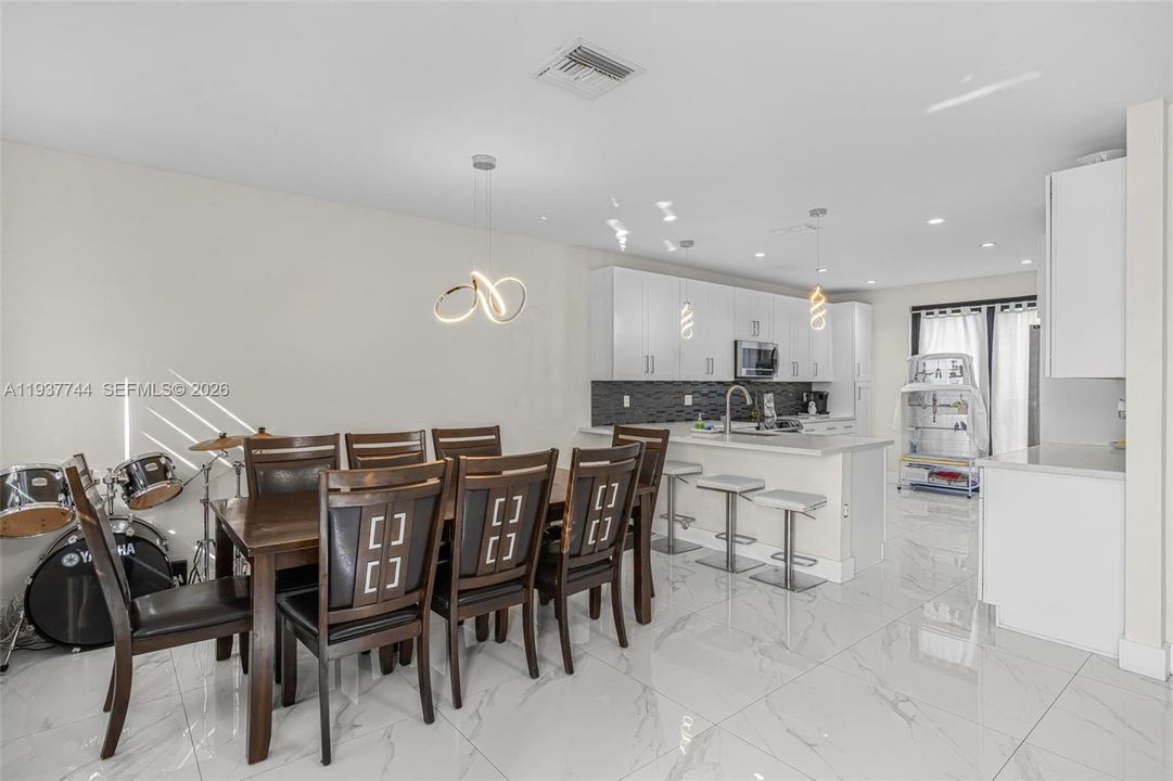 En Renta: $3,500 (4 camas, 3 baños, 4195 Pies cuadrados)