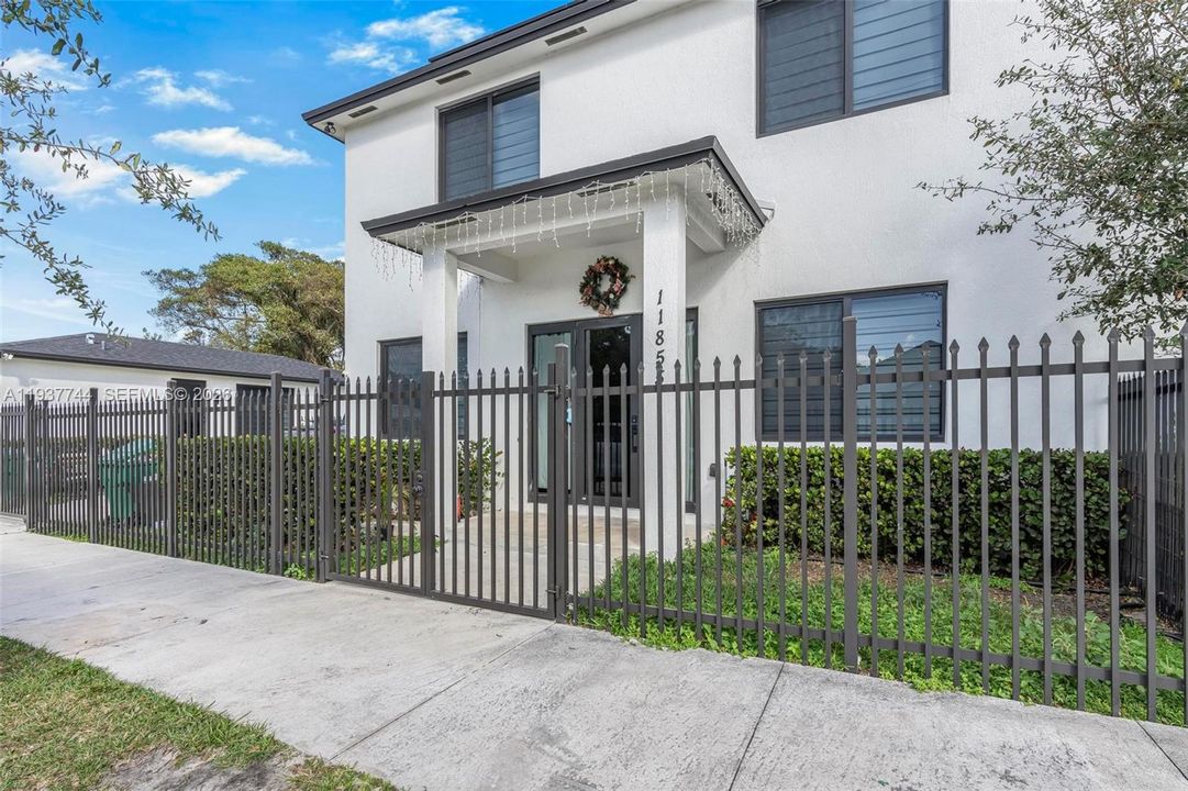 En Renta: $3,500 (4 camas, 3 baños, 4195 Pies cuadrados)