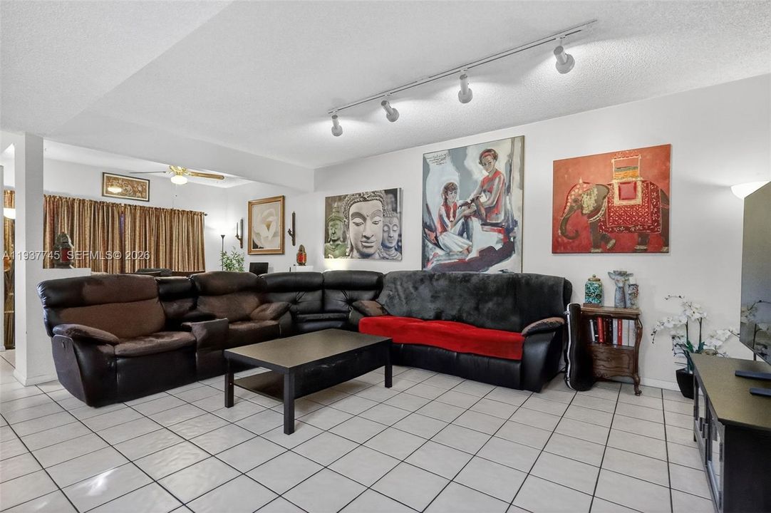 For Sale: $379,000 (3 beds, 2 baths, 1474 Square Feet)