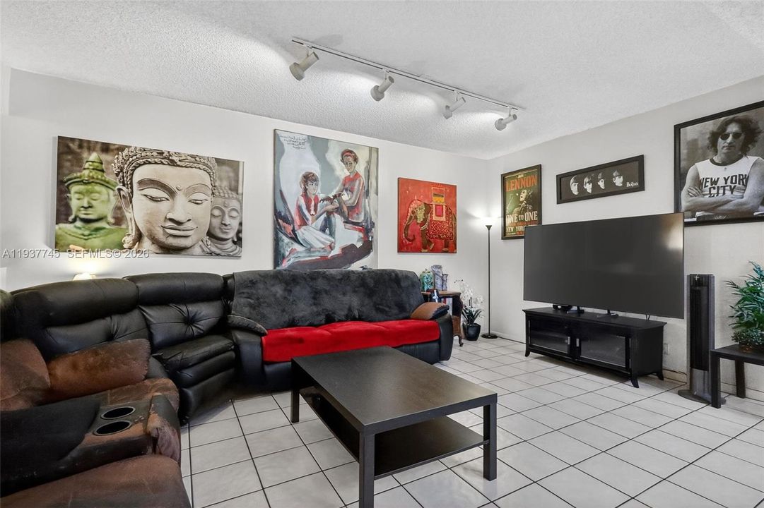 For Sale: $379,000 (3 beds, 2 baths, 1474 Square Feet)