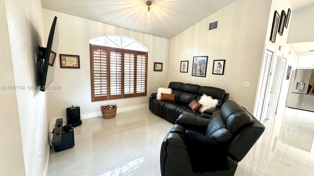 En Venta: $850,000 (4 camas, 2 baños, 2040 Pies cuadrados)