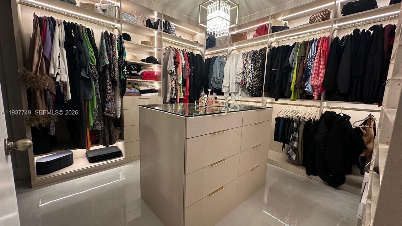 En Venta: $850,000 (4 camas, 2 baños, 2040 Pies cuadrados)