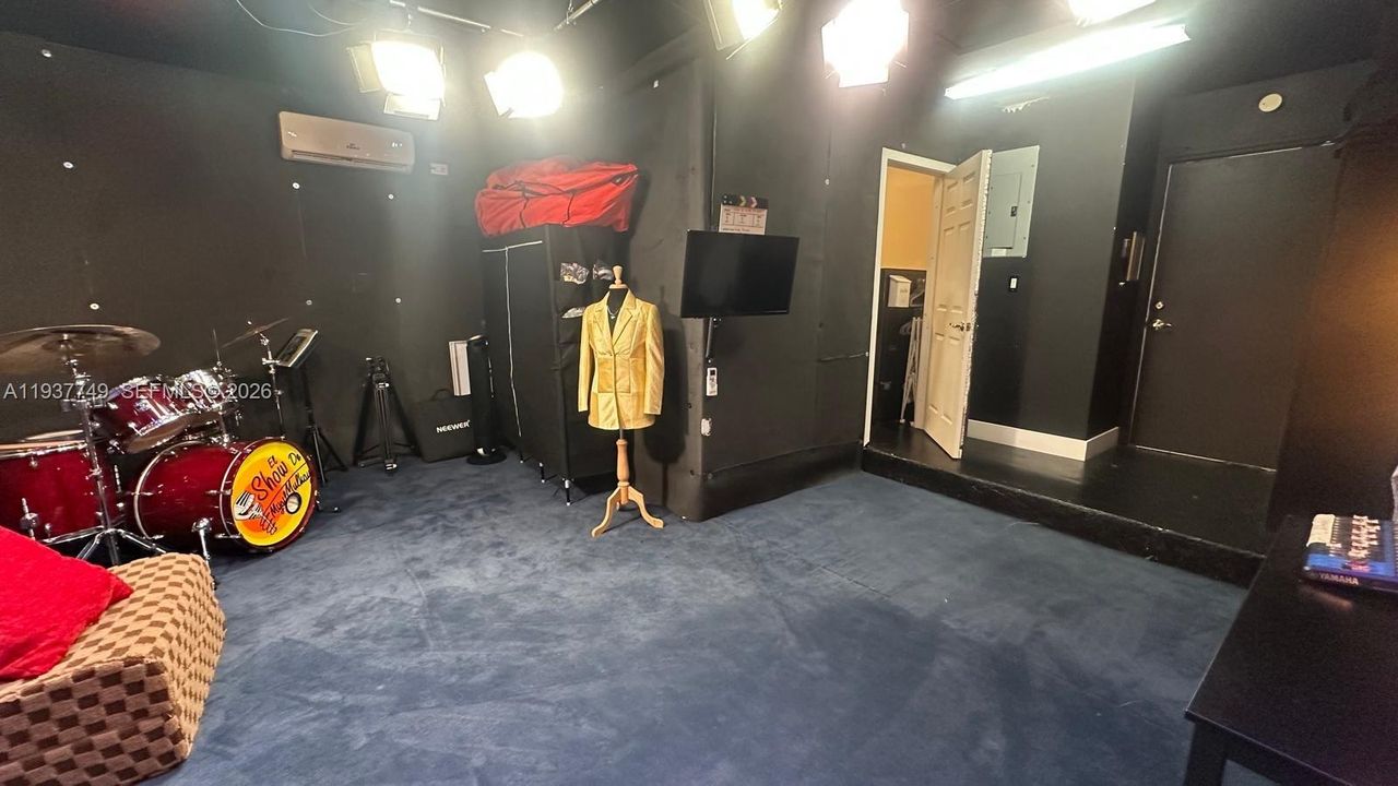 En Venta: $850,000 (4 camas, 2 baños, 2040 Pies cuadrados)