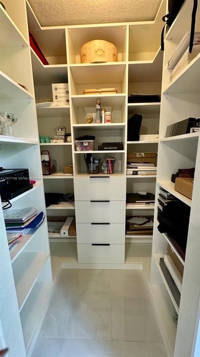 En Venta: $850,000 (4 camas, 2 baños, 2040 Pies cuadrados)