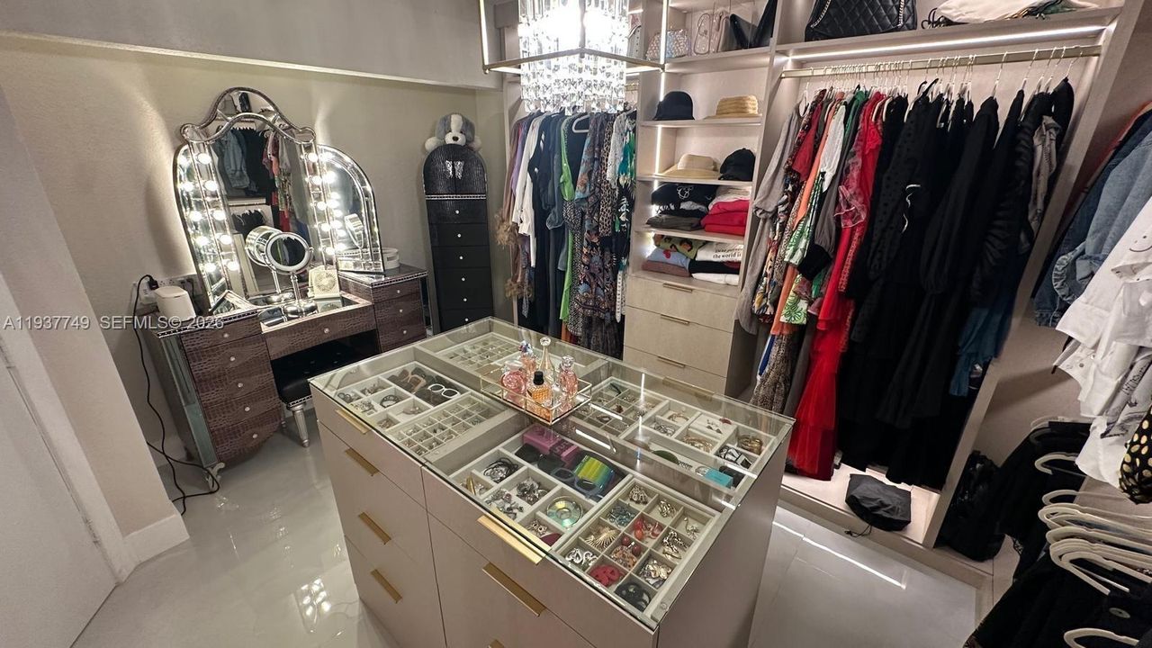 En Venta: $850,000 (4 camas, 2 baños, 2040 Pies cuadrados)