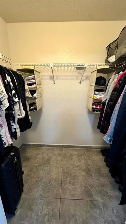 En Venta: $850,000 (4 camas, 2 baños, 2040 Pies cuadrados)