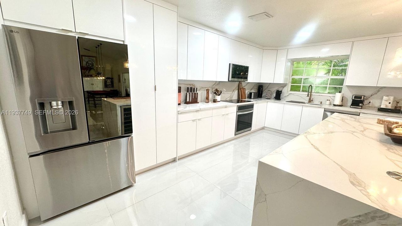 En Venta: $850,000 (4 camas, 2 baños, 2040 Pies cuadrados)