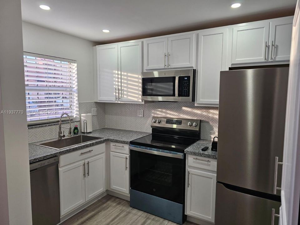 出租: $2,950 (2 贝兹, 1 浴室, 980 平方英尺)