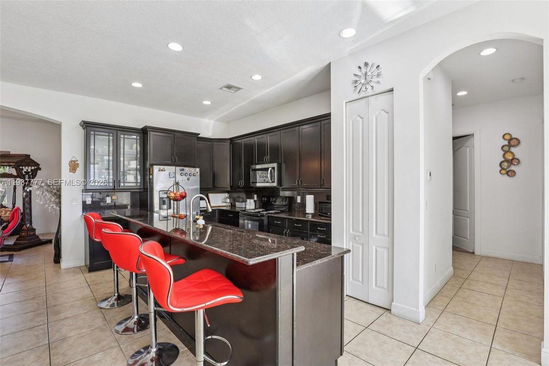 待售: $1,250,000 (4 贝兹, 3 浴室, 2723 平方英尺)