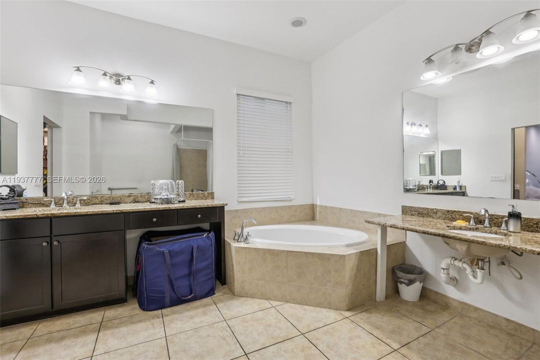 待售: $1,250,000 (4 贝兹, 3 浴室, 2723 平方英尺)