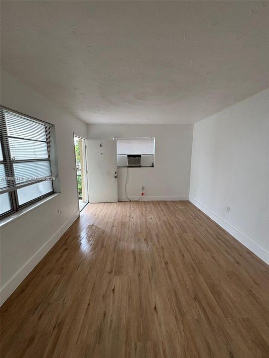 For Rent: $2,200 (2 beds, 1 baths, 700 Square Feet)