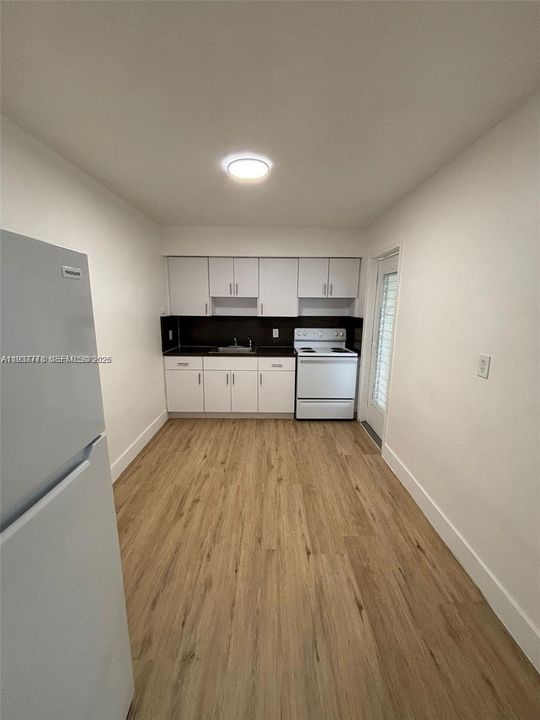 For Rent: $2,200 (2 beds, 1 baths, 700 Square Feet)
