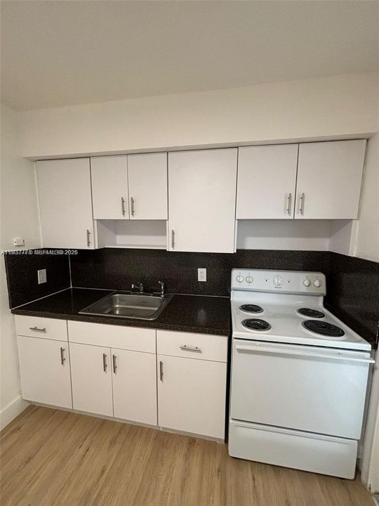 For Rent: $2,200 (2 beds, 1 baths, 700 Square Feet)