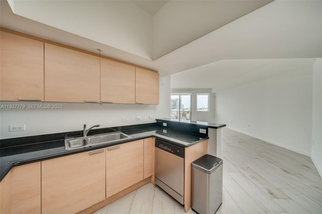 出租: $2,650 (2 贝兹, 1 浴室, 1115 平方英尺)