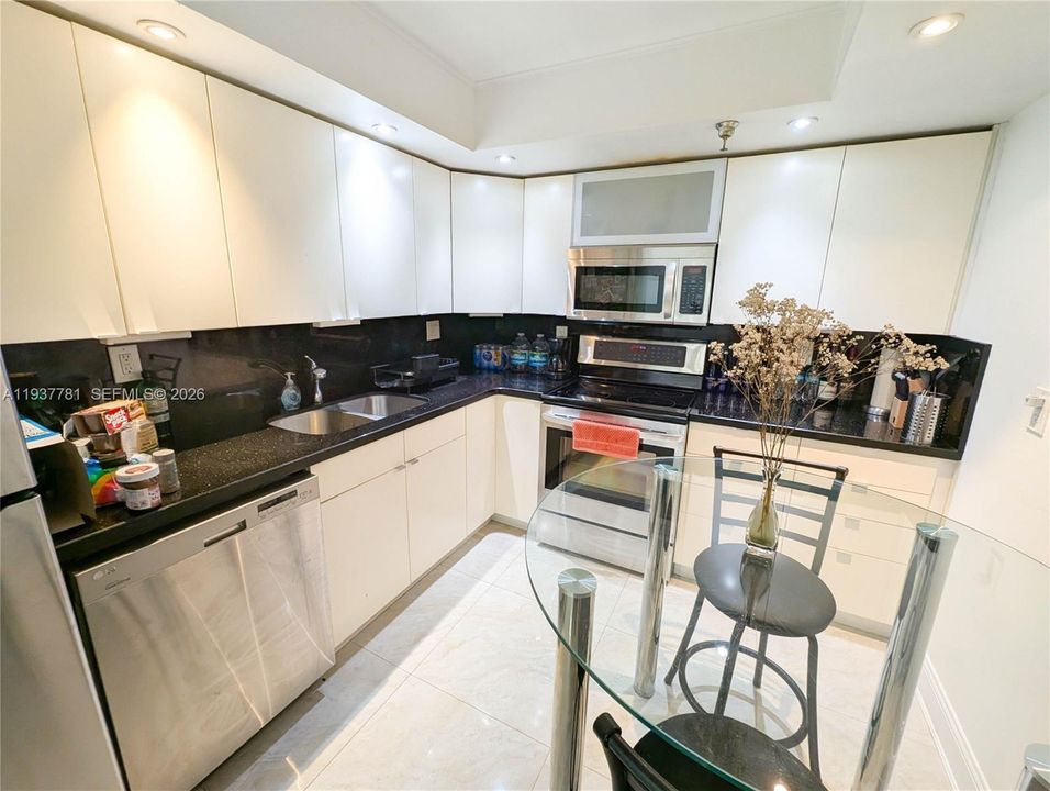 For Sale: $424,900 (2 beds, 2 baths, 1008 Square Feet)