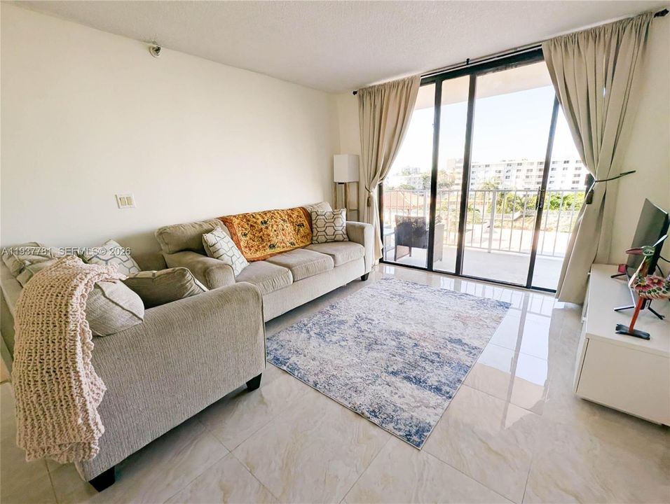 For Sale: $424,900 (2 beds, 2 baths, 1008 Square Feet)