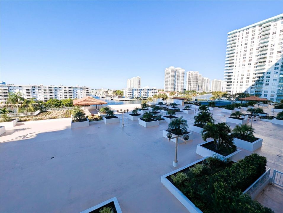 For Sale: $424,900 (2 beds, 2 baths, 1008 Square Feet)