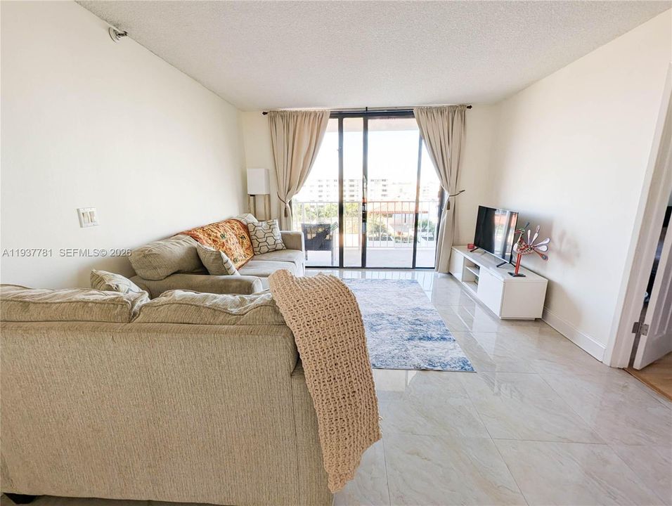 For Sale: $424,900 (2 beds, 2 baths, 1008 Square Feet)