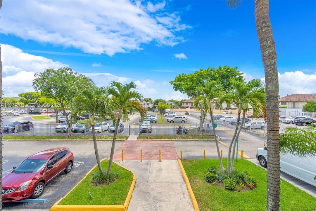 For Sale: $259,000 (2 beds, 2 baths, 936 Square Feet)