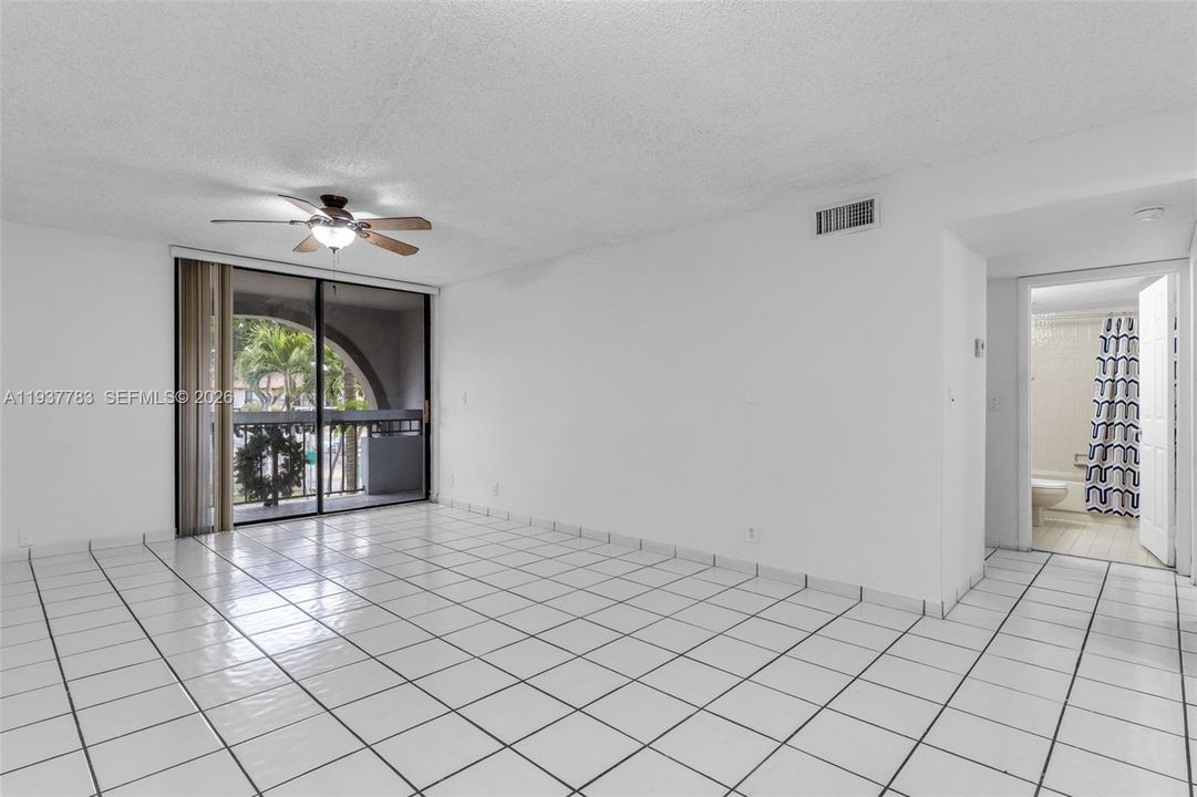 For Sale: $259,000 (2 beds, 2 baths, 936 Square Feet)