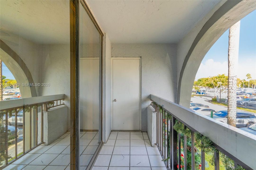 For Sale: $259,000 (2 beds, 2 baths, 936 Square Feet)