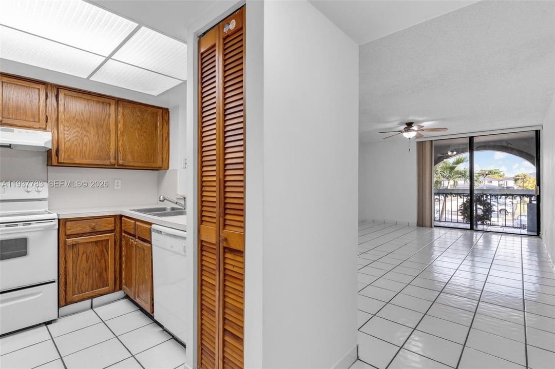 For Sale: $259,000 (2 beds, 2 baths, 936 Square Feet)