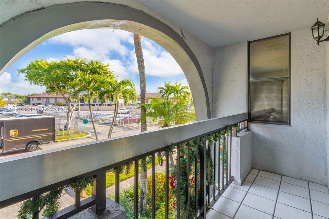 For Sale: $259,000 (2 beds, 2 baths, 936 Square Feet)