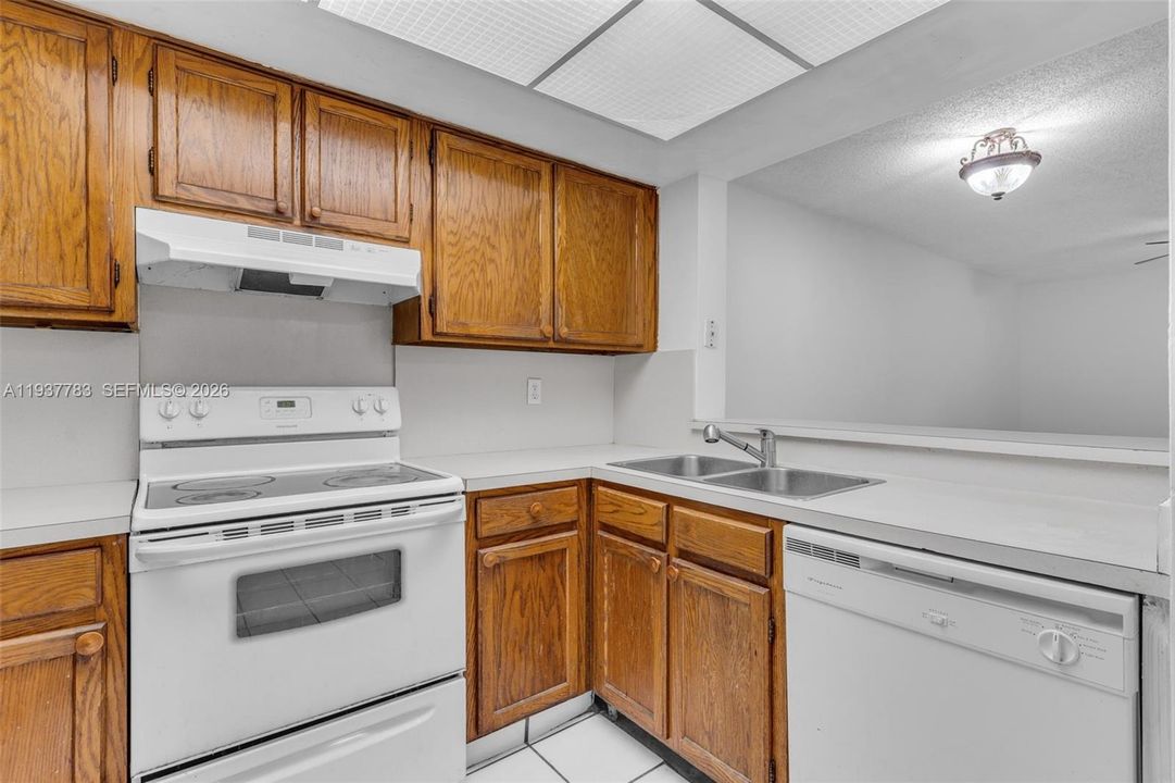 For Sale: $259,000 (2 beds, 2 baths, 936 Square Feet)