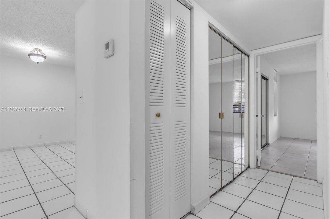 For Sale: $259,000 (2 beds, 2 baths, 936 Square Feet)