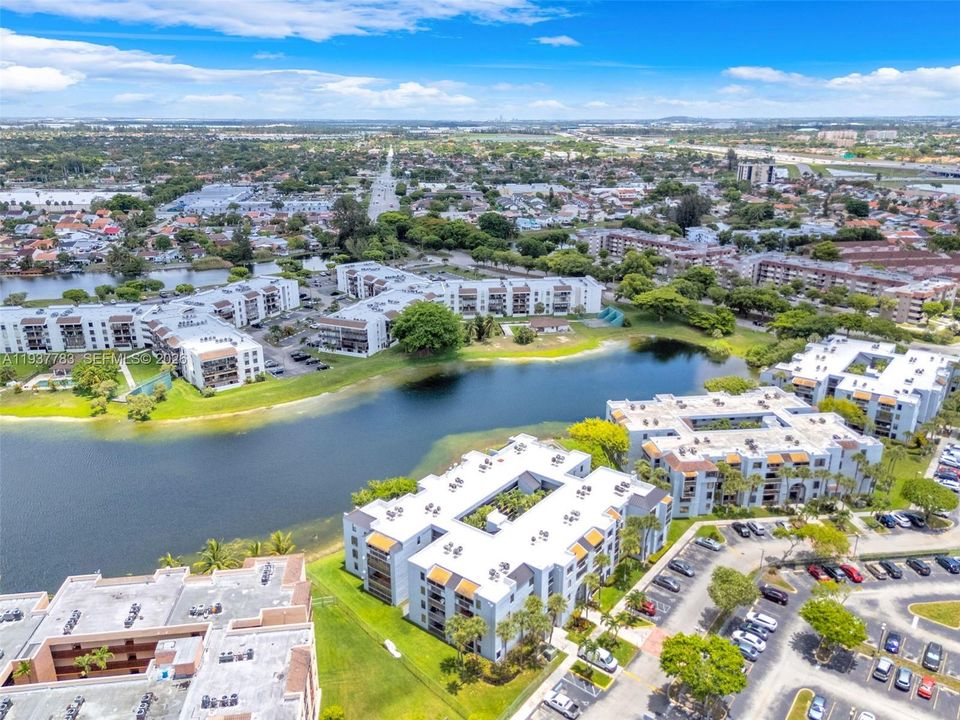 For Sale: $259,000 (2 beds, 2 baths, 936 Square Feet)