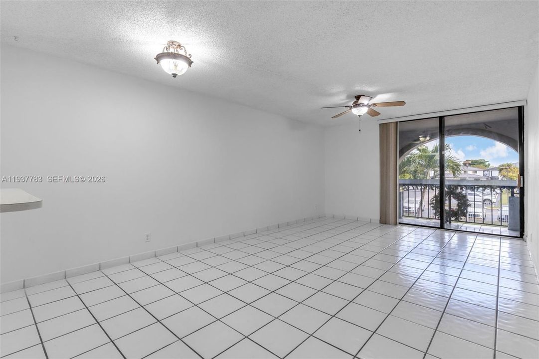 For Sale: $259,000 (2 beds, 2 baths, 936 Square Feet)