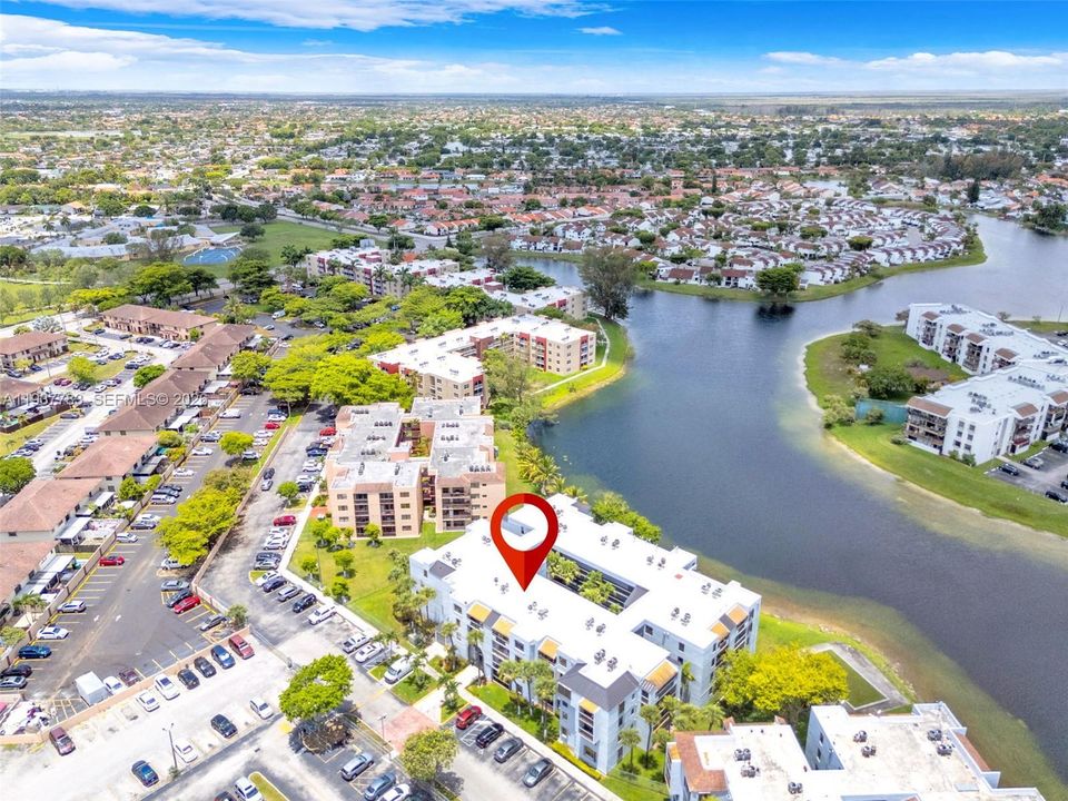 For Sale: $259,000 (2 beds, 2 baths, 936 Square Feet)