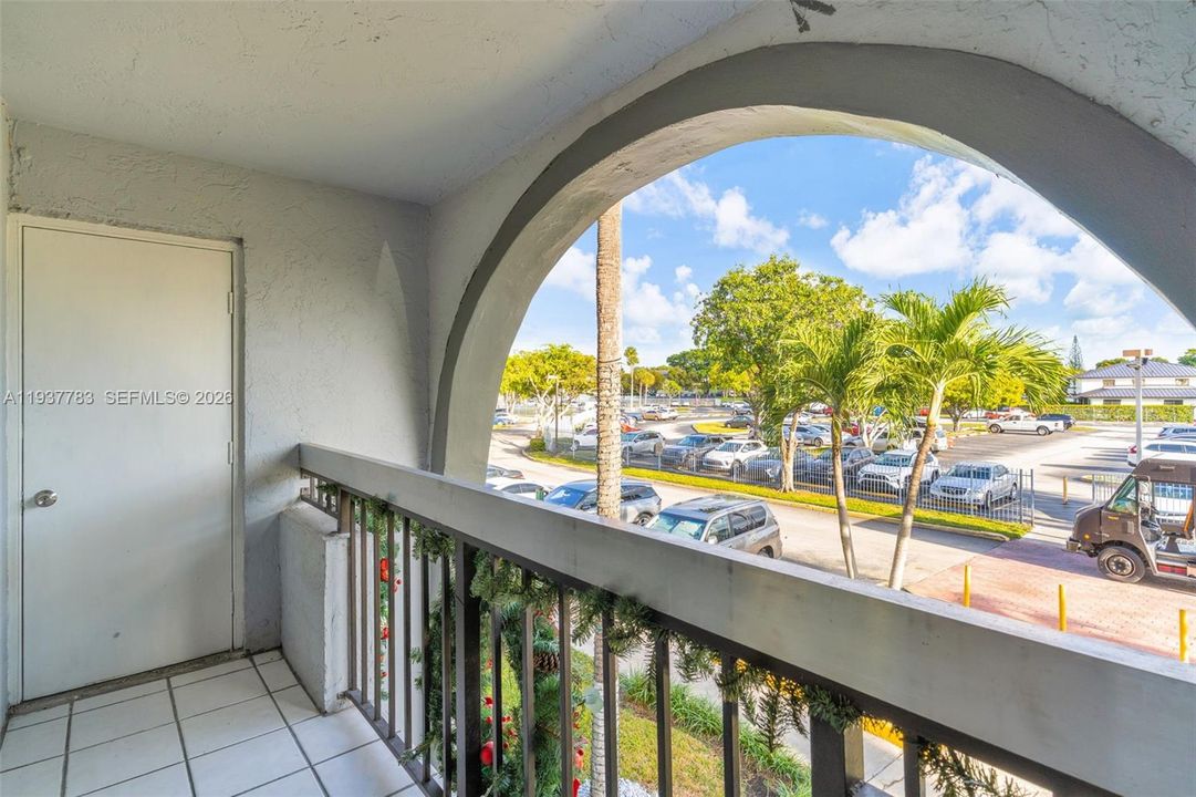 For Sale: $259,000 (2 beds, 2 baths, 936 Square Feet)