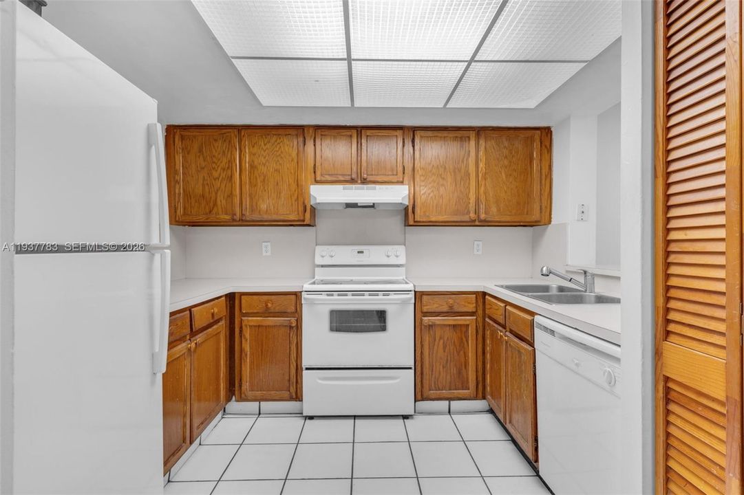 For Sale: $259,000 (2 beds, 2 baths, 936 Square Feet)