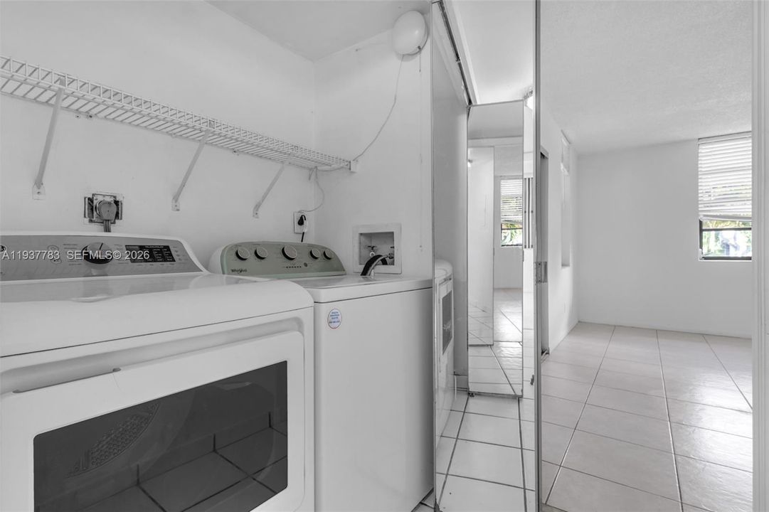 For Sale: $259,000 (2 beds, 2 baths, 936 Square Feet)