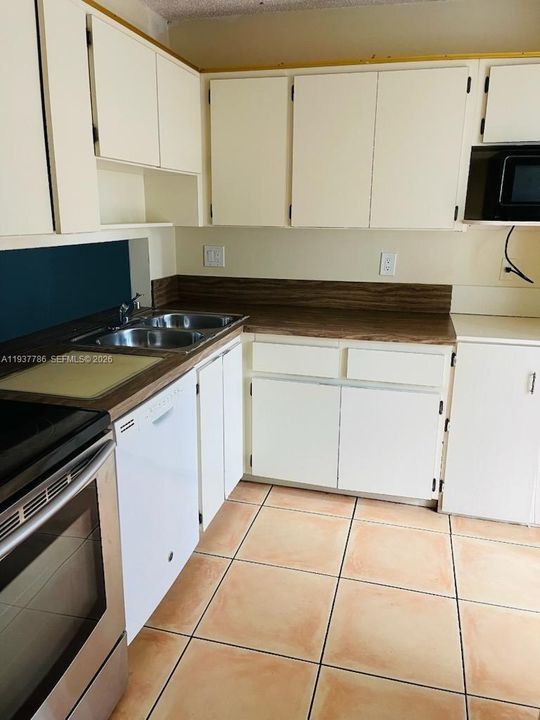 For Rent: $2,150 (2 beds, 2 baths, 1099 Square Feet)