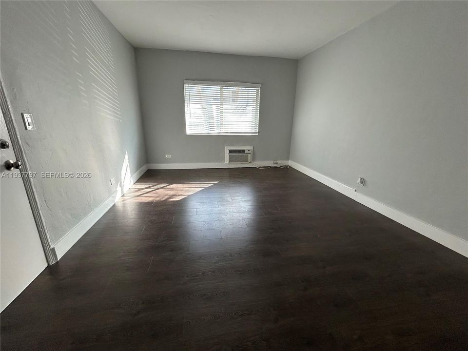 For Rent: $1,650 (0 beds, 1 baths, 420 Square Feet)