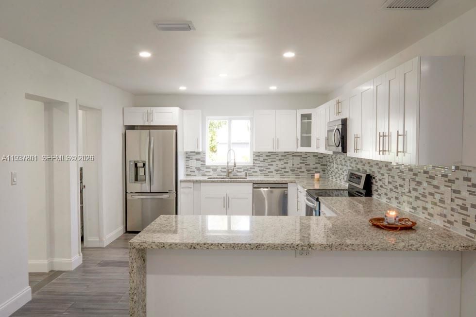 出租: $7,300 (4 贝兹, 3 浴室, 2127 平方英尺)