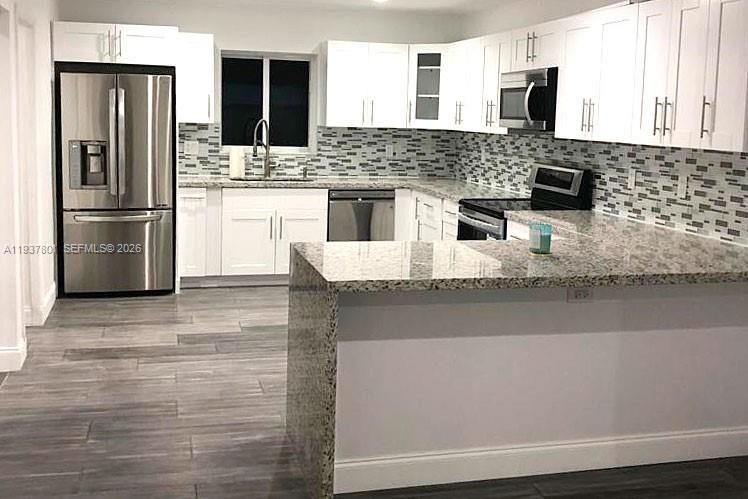 出租: $7,300 (4 贝兹, 3 浴室, 2127 平方英尺)