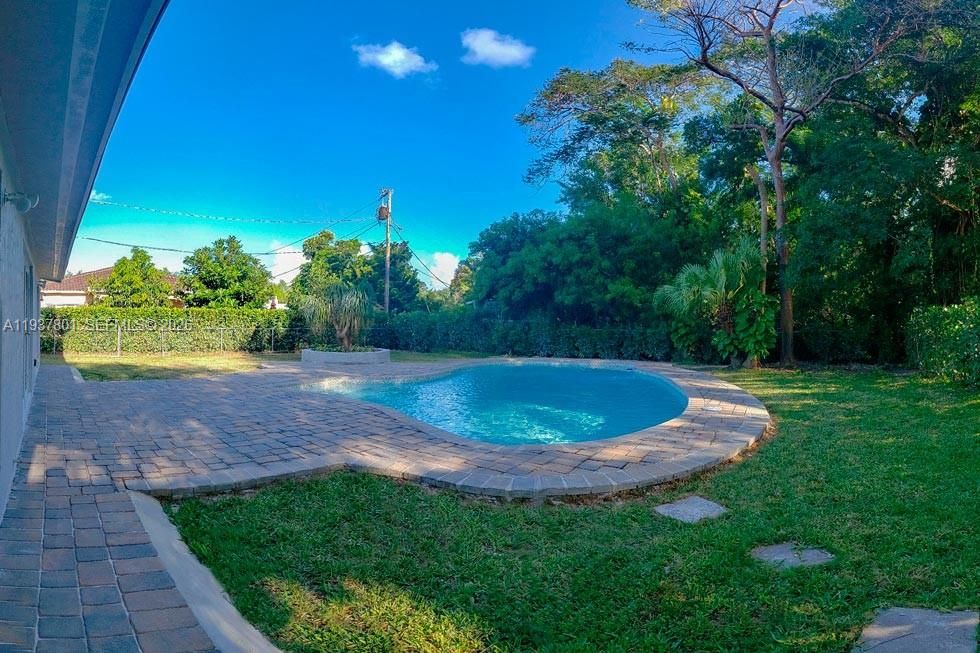 出租: $7,300 (4 贝兹, 3 浴室, 2127 平方英尺)