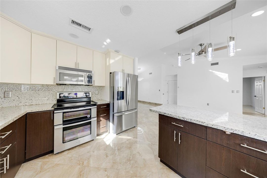 Modern appliances: fridge, microwave, double oven, dishwasher