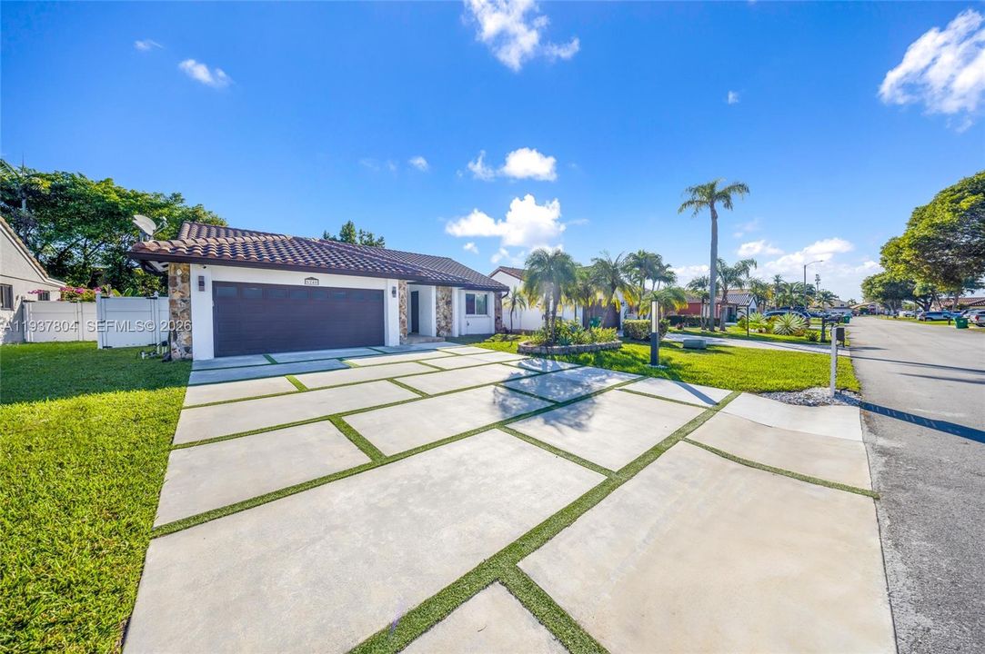 Modern Driveway and side walk fits 6 cars