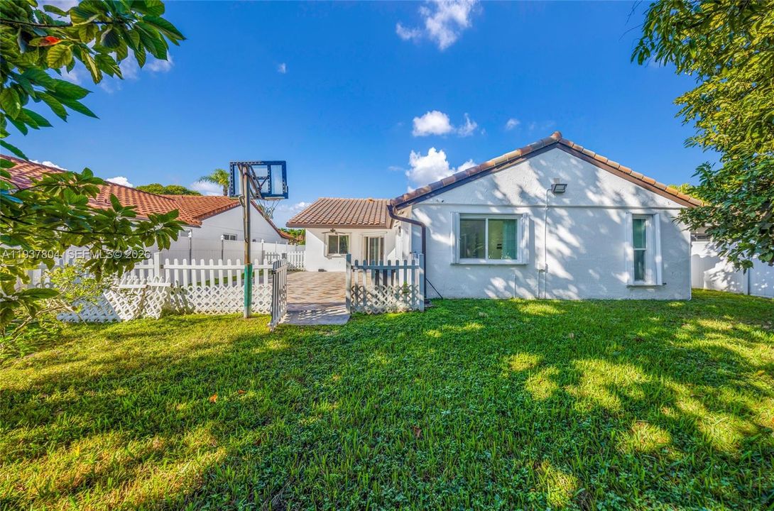 For Rent: $4,200 (3 beds, 2 baths, 1580 Square Feet)