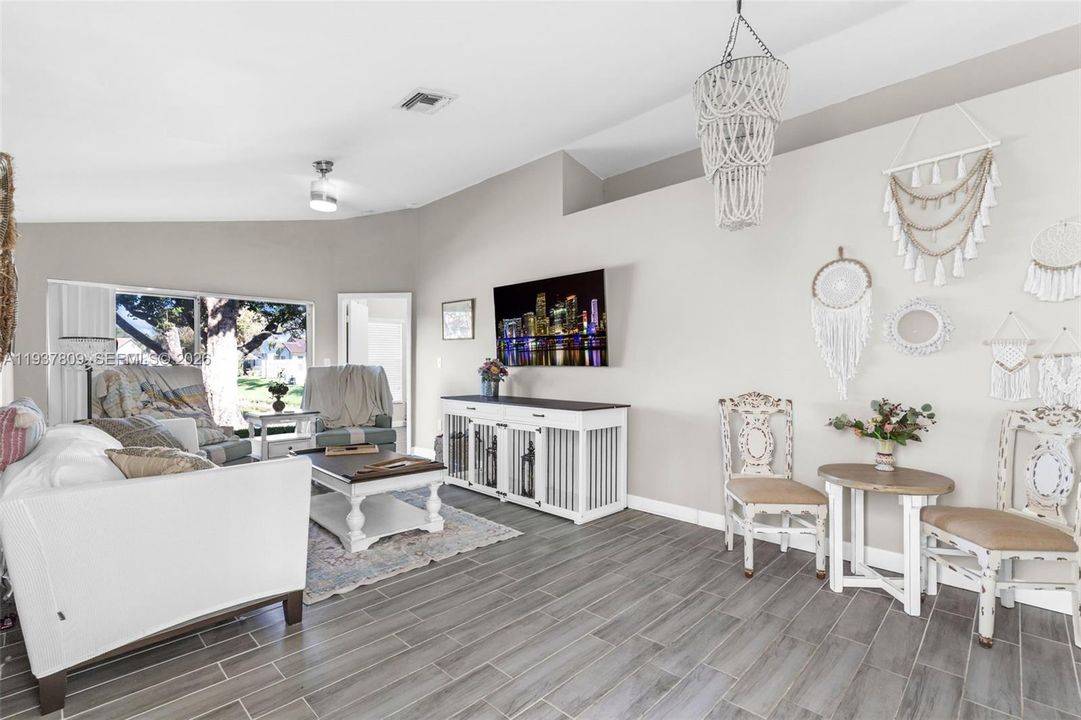 En Venta: $419,900 (2 camas, 2 baños, 1121 Pies cuadrados)