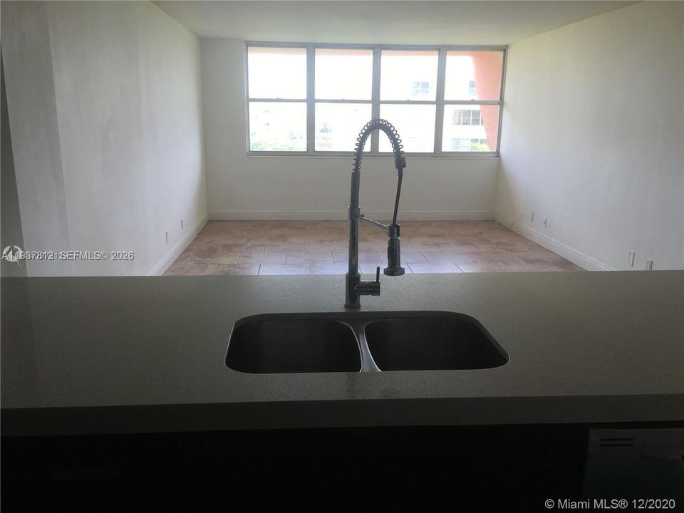 出租: $1,950 (1 贝兹, 1 浴室, 699 平方英尺)