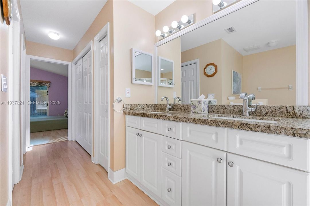 待售: $770,000 (4 贝兹, 2 浴室, 2298 平方英尺)