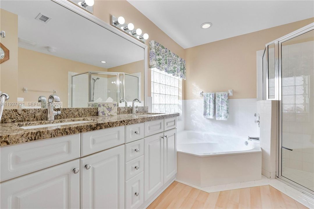 待售: $770,000 (4 贝兹, 2 浴室, 2298 平方英尺)