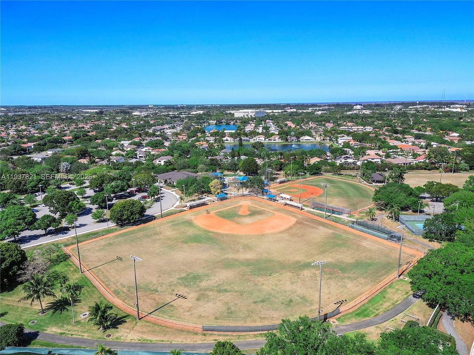 待售: $770,000 (4 贝兹, 2 浴室, 2298 平方英尺)