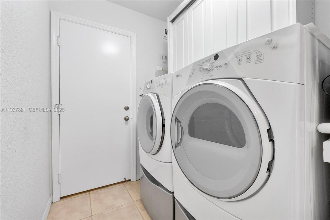 待售: $770,000 (4 贝兹, 2 浴室, 2298 平方英尺)