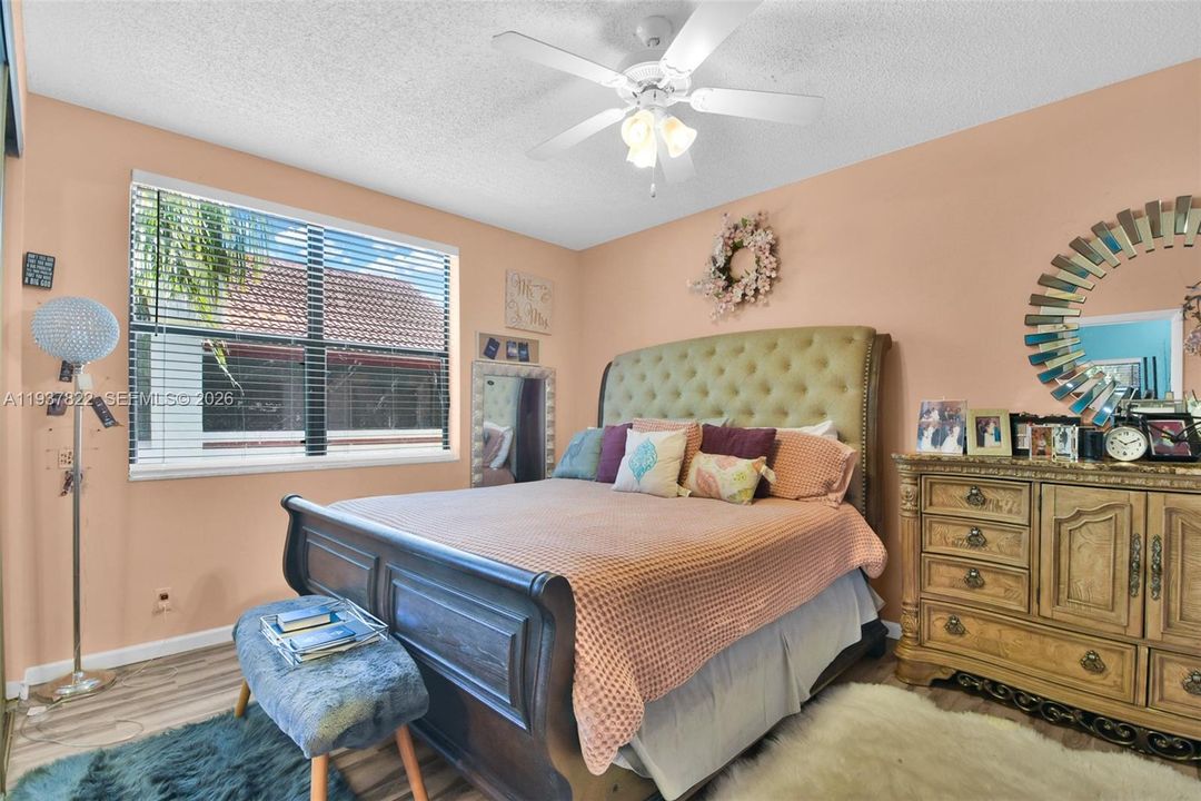 En Venta: $270,000 (3 camas, 2 baños, 1215 Pies cuadrados)